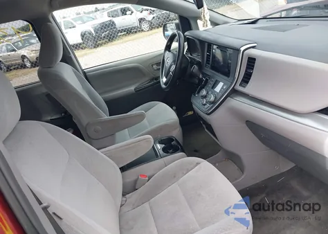 2016 Toyota Sienna Le 8 Passenger z USA, uszkodzony, nr VIN 5TDKK3DC9GS728500